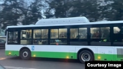 Автобус на одной из улиц Бишкека. Иллюстративное фото. 