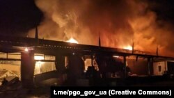 «Снаряди окупантів поцілили по складських приміщеннях, де зберігались продукти харчування», заявив ОГП