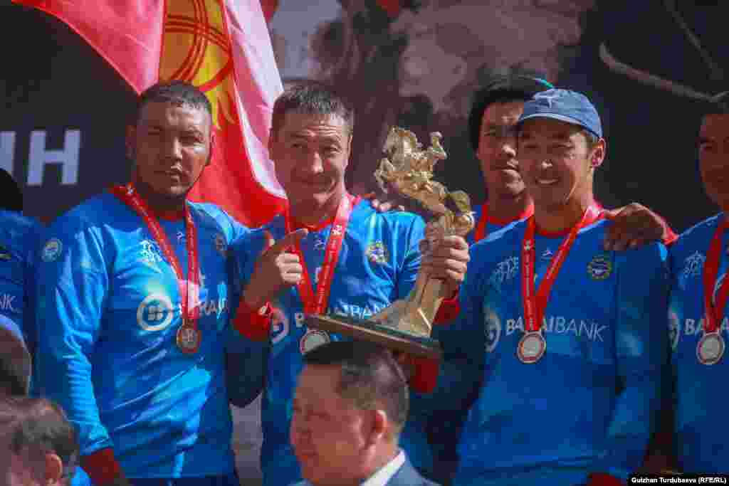 &ldquo;Достук&rdquo; кубогун уткан &quot;Ынтымак&quot; командасы 2 млн сом сыйлык алды. &quot;Астана&quot; командасына 1 млн сом ыйгарылды.&nbsp;