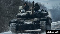 Prezident Wolodymyr Zelenski ukrain güýçleriniň front liniýasyny saklaýandyklaryny aýdýar.