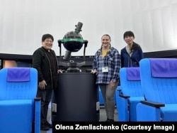 Біженка разом з японськими колегами