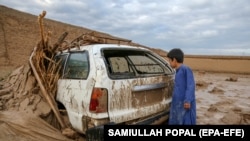 درپی سیلاب‌های اخیر در بغلان بسیاری از وسایل زندگی مردم زیر آوار یا گل و لای باقی مانده‌اند.