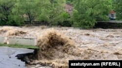 Լուսանկարում ճանապարհը Ձորագետ գյուղի տարածքում