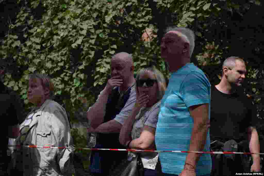 Жителі навколишніх будинків спостерігають за розбором завалів п`ятиповерхівки