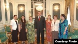 Эмомали Рахмон үй-бүлөсү менен.