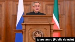 Рөстәм Миңнеханов юлламасы 1 сәгать 10 минут дәвам итте, шуның нибары 4,5 минуты гына татарча яңгырады, калганы - урысча