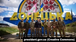 Президент України Володимир Зеленський з військовослужбовцями біля стели на Донеччині, 19 квітня 2024 року