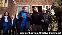 Ukrainian President Volodymyr Zelenskiy (right) and IAEA chief Rafael Grossi (left) meet in Zaporizhzhya on March 27.