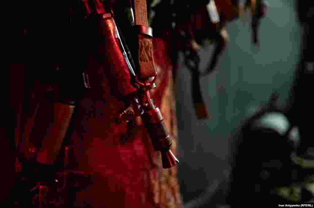 Особиста зброя бійця морської піхоти у бліндажі біля вогневої позиції артилеристів