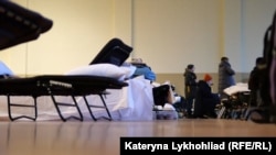 Сплять пожильці осередку на розкладачках, які відгороджені одна від від одної фанерними перегородками. Фото архівне, з табору для біженців навесні 2022 року