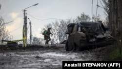 Український військовий на лінії фронту в Бахмуті, 23 квітня 2023 року