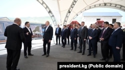 Кыргызстандын президенти Садыр Жапаров менен Азербайжандын президенти Ильхам Алиев мектептин курулушуна капсула салып жатат. 25-апрель, 2024-жыл.