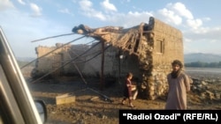 سیلاب زده گان در ننگرهار شکایت دارند که کمک به آنان صورت نگرفته و در برخی موارد کمک ها بسیار اندک بوده است.