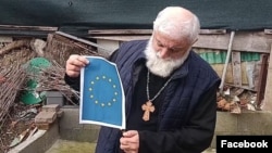 К акции присоединились протоиерей Басил Ахвледиани, священники Спиридон Цкипуришвили (на фото) и Якоб Мествиришвили