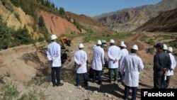 Орусиялык “Росатом” ишканасынын өкүлдөрү Жумгалда уран калдыктарын көчүрүү иштери менен таанышып жаткан учур. Архив.