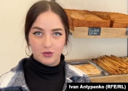 Продавчиня Аліна в магазині у Херсоні