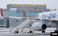 Самолет Ту-214 на территории международного аэропорта "Казань". Россия, Республика Татарстан, декабрь 2023 года