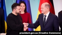 Украин президенти Владимир Зеленский менен немис канцлери Олаф Шольц (оңдо), Берлин, 16-февраль 2024-жыл.