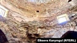 Таш-Рабаттын ички бөлмөлөрү.