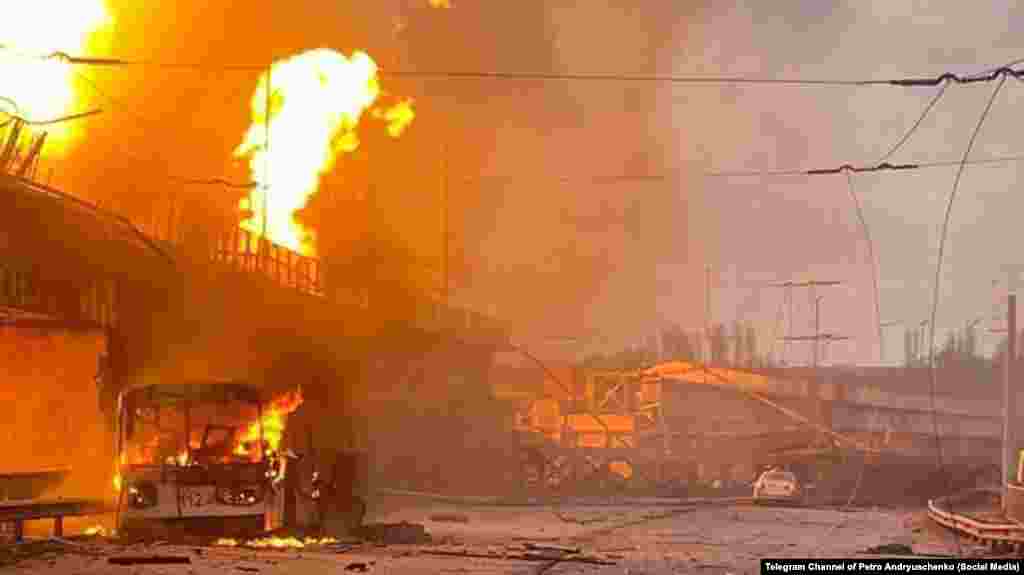 Наслідки прицільного ракетного удару Росії по греблі ДніпроГЕСу і машинних залах гідроелектростанції. Запоріжжя, 22 березня 2024 року. Було два прямих влучання &ndash; в ГЕС-1 і ГЕС-2, заявив в ефірі Радіо Свобода (проєкт Свобода.Ранок) директор &laquo;Укргідроенерго&raquo; Ігор Сирота. Чи вдасться відновити ГЕС-2 наразі невідомо. &laquo;Укргідроенерго&raquo; повідомить, коли зможе оцінити наслідки. Працівників станції у тролейбусі (на фото), який рухався дорогою по греблі в момент удару, не було. Що з водієм тролейбуса і чи були там ще люди&nbsp;&ndash; поки невідомо