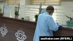 Döwlet edaralarynyň birine resminama tabşyrmaga baran ýaşaýjy (Illýustrasiýa suraty)