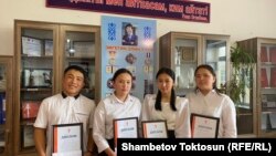 Алишер Барктабасов, Албина Болотбекова, Сайкал Алтымышова жана Адеми Адамбек кызы (оңдон солго).