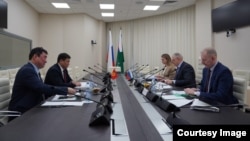 Самат Насирдинов менен Сергей Данкверт. Россельхознадзор жарыялаган сүрөт. 24-апрель, 2023.
