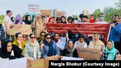تجمع اعتراضی فعالان زن و مرد افغانستان در پاکستان (عکس آرشیف) 