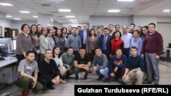 "Азаттыктын" эмгек жамааты Бишкектеги кеңседе. Февраль, 2023-жыл  