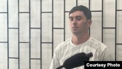 Мансур Мовлаев  Бишкектин Биринчи Май райондук сотунда. 21-август, 2023-жыл.