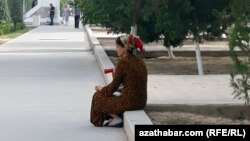 Häkimiýet wekilleri ýeke çagaly enelere geçi berip, olardan goýun alandyklary baradaky kagyza gol çekmegi talap edýärler. (Illýustrasiýa suraty)