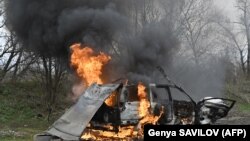 
За даними слідства, 25 серпня 2025 року близько 18:30 військові РФ на трасі Миколаїв – Херсон атакували дроном службовий автомобіль 