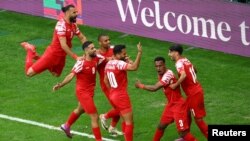 Иордания курама командасынын оюнчулары жеңишин майрамдап жатат. 