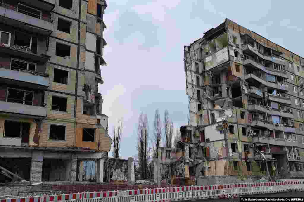 Ракетний удар 14 січня повністю знищив два під&#39;їзди&nbsp;багатоповерхівки на житловому масиві Перемога. Внаслідок цього загинуло 46 людей.&nbsp;Ще 9 вважаються зниклими безвісти. Крім того, 80 людей були поранені