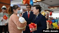 Кытайда жүрөгүнө операция жасалган балдарды тосуп алуу учуру. "Манас" аэропорту, Бишкек. 26-апрель, 2024-жыл.