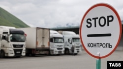 Բեռնատարներ ռուս - վրացական սահմանի Վերին Լարսի անցակետի մոտ, արխիվ