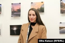 Ольга Бережна на тлі своєї світлини