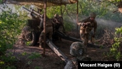 Бійці бригади «Лють» ведуть вогонь з гаубиці М101 в районі Часів Яру