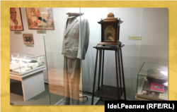 Кәрим һәм Заһидә Тинчуриннар фатирыннан сәгать. Татарстан Милли музеенда саклана. Янәшә — Фатих Кәрим костюмы.