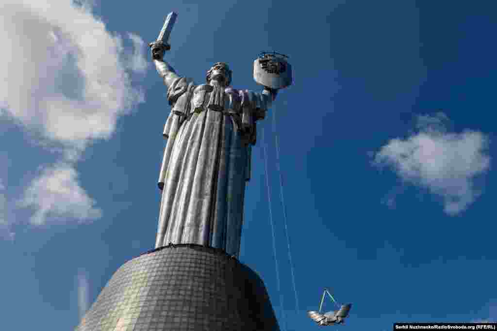 Момент зняття елементу радянського герба зі щита &laquo;Батьківщини-матері&raquo;