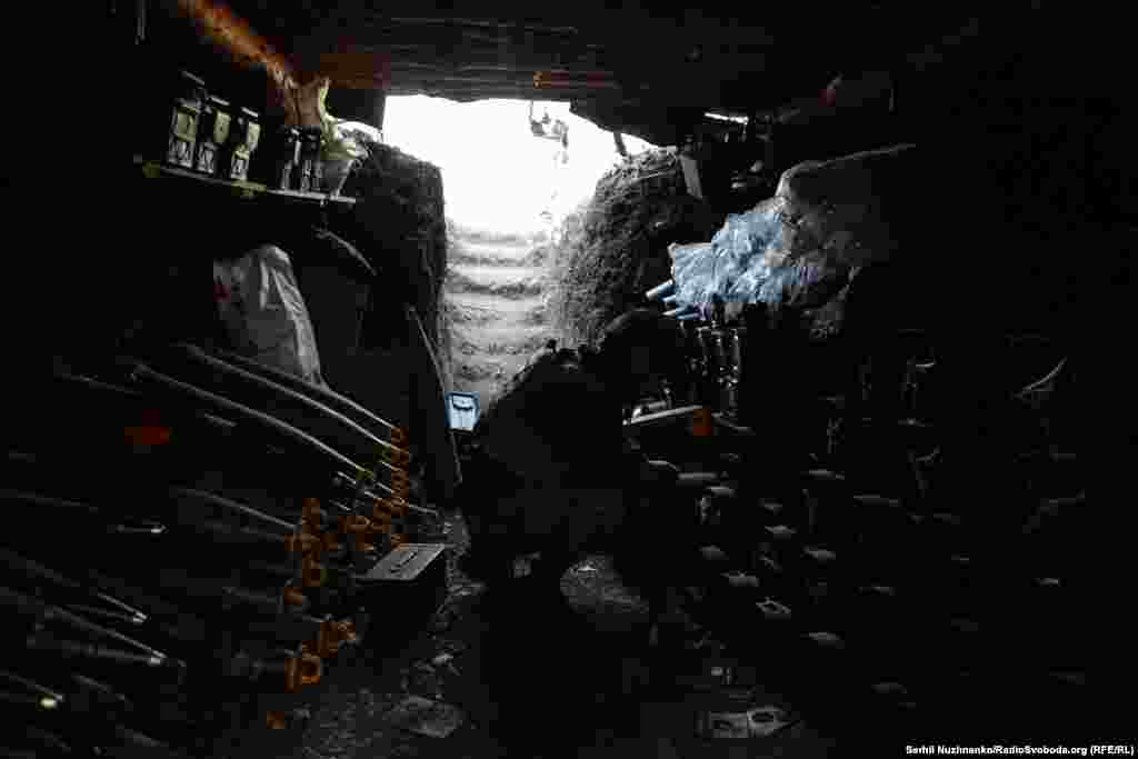 155-миллиметровые снаряды, широко используемый благодаря балансу дальности, огневой мощи и портативности, достают из окопа, который также служит жилищем для артиллерийского подразделения