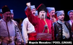 Сцена «Запорізька січ» з опери «Тарас Бульба». Головний герой на першому плані