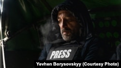 Фіксер Radio France Яшар Фазилов під час роботи на прифронтовій території. Україна, 16 лютого 2024 року