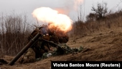 Ukrain esgerleri minomýot bilen ot açýar. Bahmut ş. 16-njy mart, 2023 ý. 