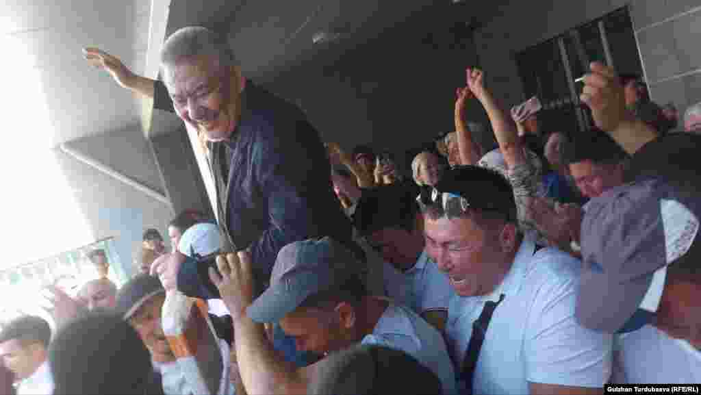 Кемпир-Абад иши боюнча айыпталып, акталган Азимбек Бекназаров.&nbsp;