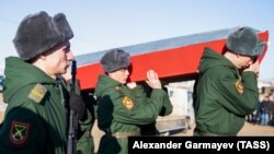 Украинада согушта набыт болгон орус жоокеринин табытын көтөрүп баратышат, 9-март, 2022-жыл