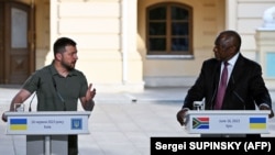 Ukrainian President Volodymyr Zelenskiy (left) and South African President Cyril Ramaphosa address a press conference in Kyiv on June 16.