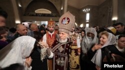 Armenia - Catholicos Garegin II blesses worshippers after Easter Mass at St. Gregory the Illuminator Cathedral in Yerevan, March 31, 2024