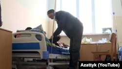 Нурмухаммедди ооруканада атасы карап жатат.