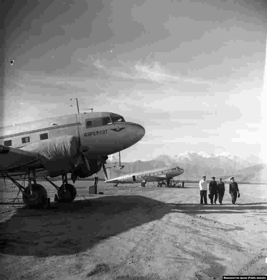 Фрунзе шаарындагы аба майданда тизилип турган учактар. 1955-жыл.&nbsp;&nbsp;